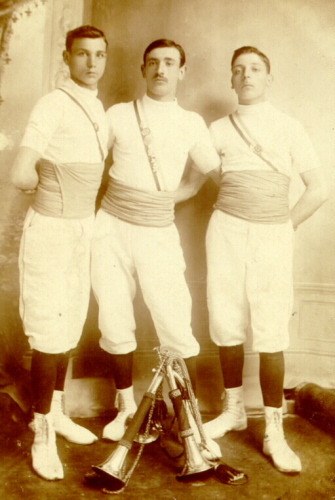 Photographie représentant les 3 cousins en tenue de gymnastes