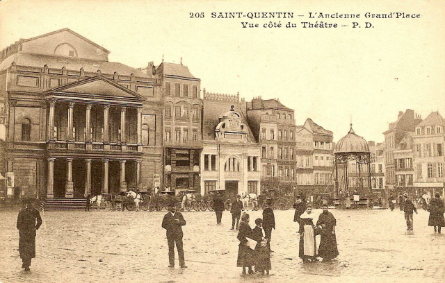 Saint-Quentin - Le Puits - 
l'ancienne Grand'Place - Vue du ct du Thtre