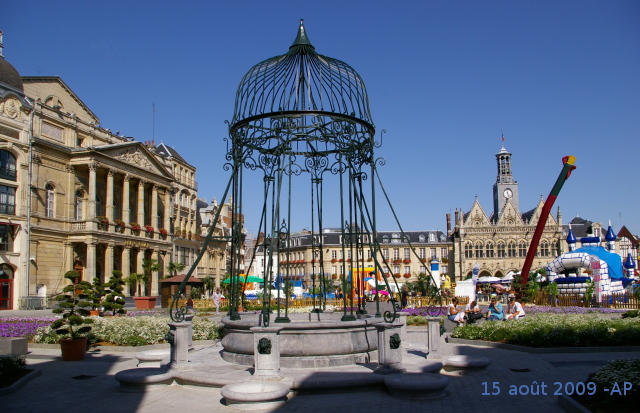 Le puits de nouveau sur la place